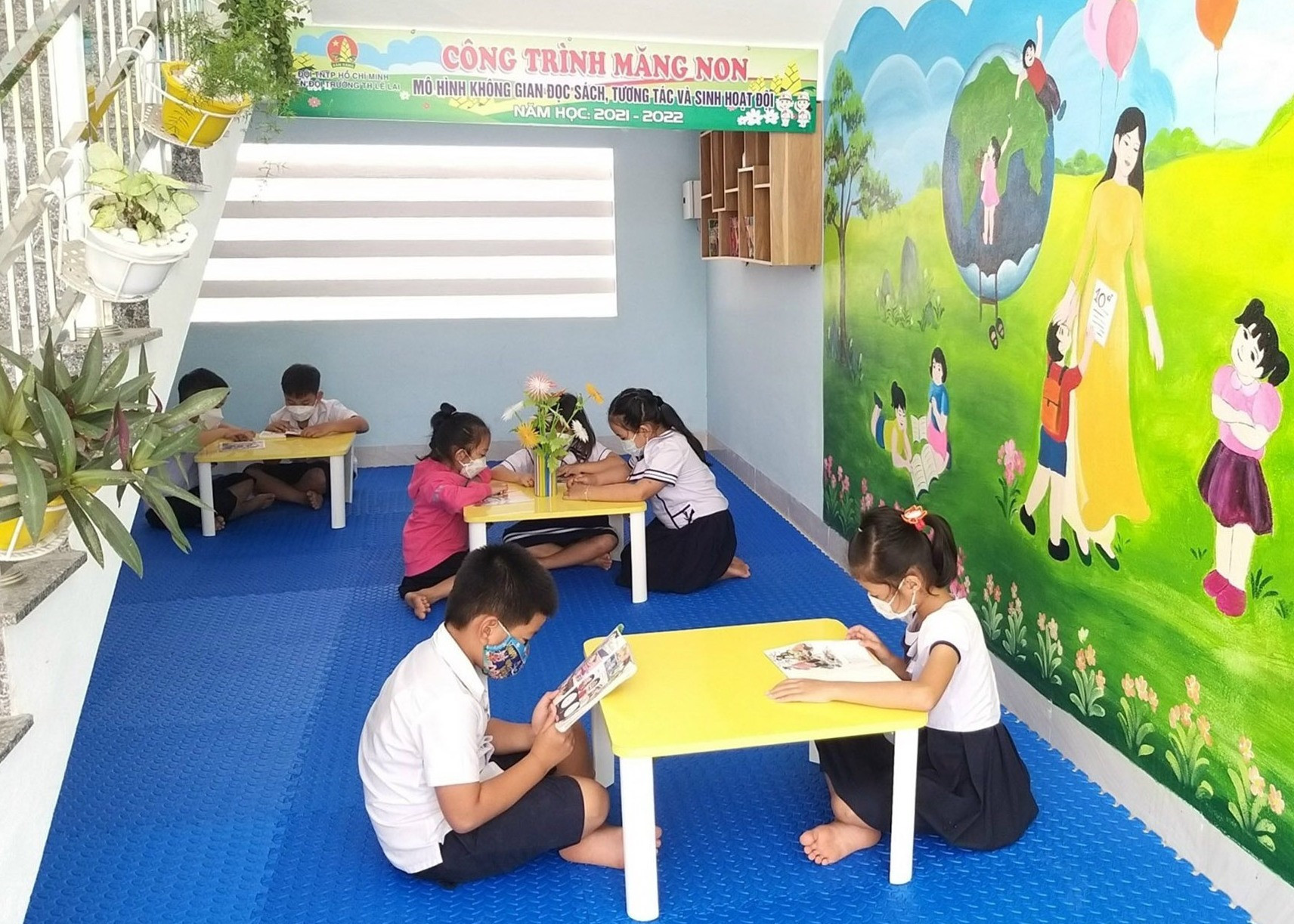 Không gian đọc sách là điểm đến yêu thích của các em học sinh mỗi giờ ra chơ