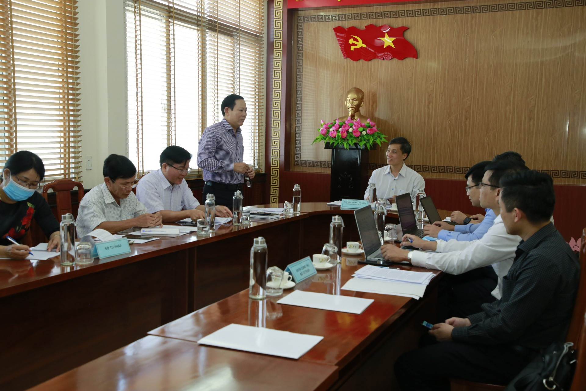 Lãnh đạo Sở Tư pháp báo cáo các nội dung công tác tại buổi làm việc với Thứ trưởng Bộ Tư pháp Nguyễn Khánh Ngọc. Ảnh: T.C
