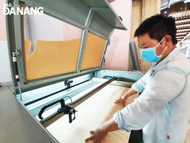 Sản xuất hàng thủ công mỹ nghệ tại hộ kinh doanh Ngô Tấn Đức (xã Hòa Tiến, huyện Hòa Vang). Ảnh: KHÁNH HÒA