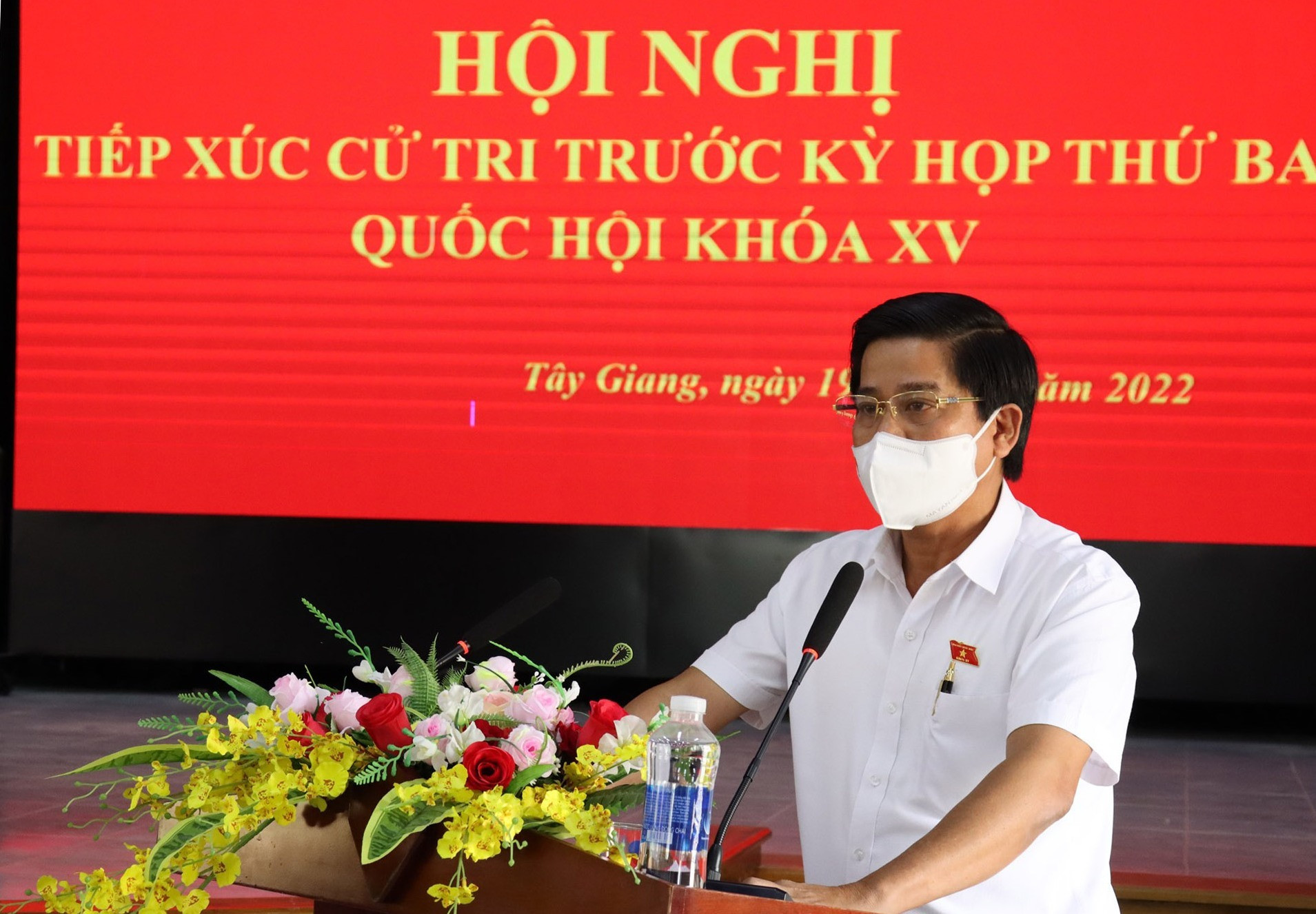 Phó Trưởng đoàn ĐBQH chuyên trách tỉnh ông Dương Văn Phước tiếp thu ý kiến cử tri. Ảnh H.Thúy