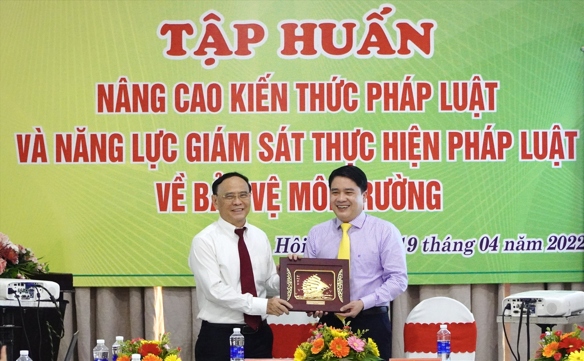 Đại diện lãnh đạo Hội Luật gia Việt Nam tặng quà lưu niệm cho Phó Chủ tịch UBND tỉnh Trần Văn Tân. Ảnh: H.S