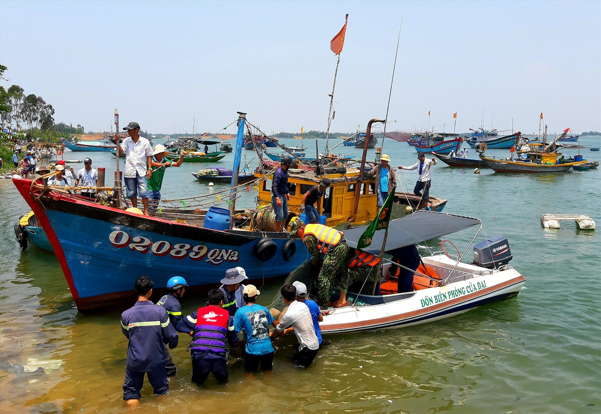 Tìm kiếm nạn nhân vụ lật ghe trên sông Thu Bồn, đoạn chảy qua Duy Xuyên vào chiều ngày 8.5.2020 khiến 5 người chết.