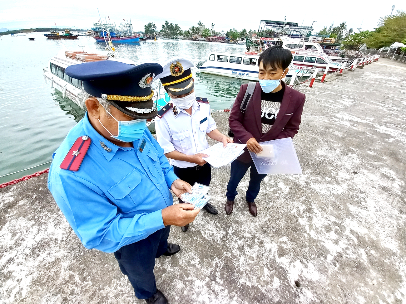 Thanh tra Sở GTVT kiểm tra điều kiện pháp lý của chủ phương tiện chở khách tuyến Hội An - Cù Lao Chàm.