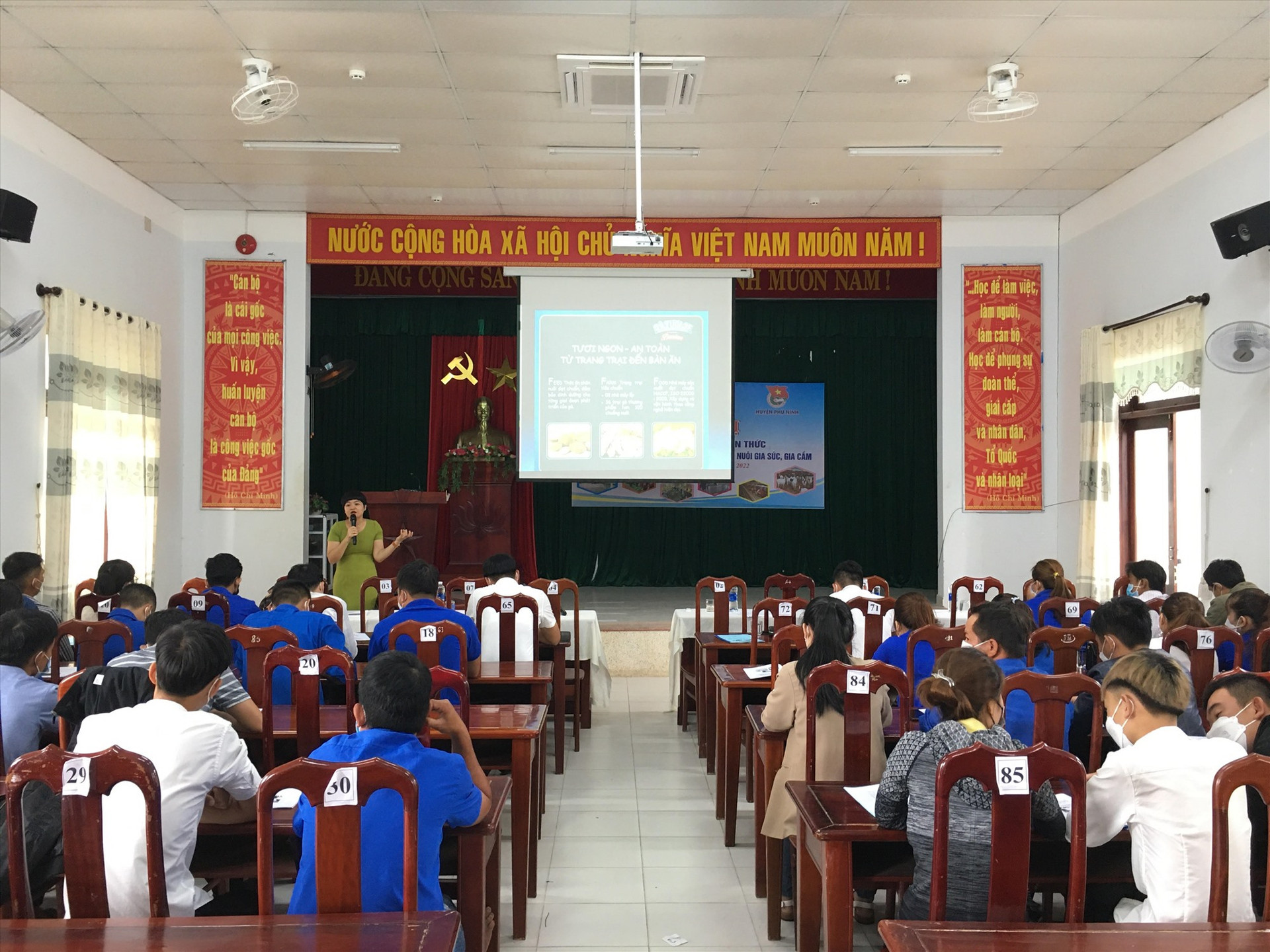 Các đoàn viên, thanh niên của huyện Phú Ninh được tập huấn về ứng dụng khoa học, kỹ thuật vào chăn nuôi. Ảnh: C.Đ
