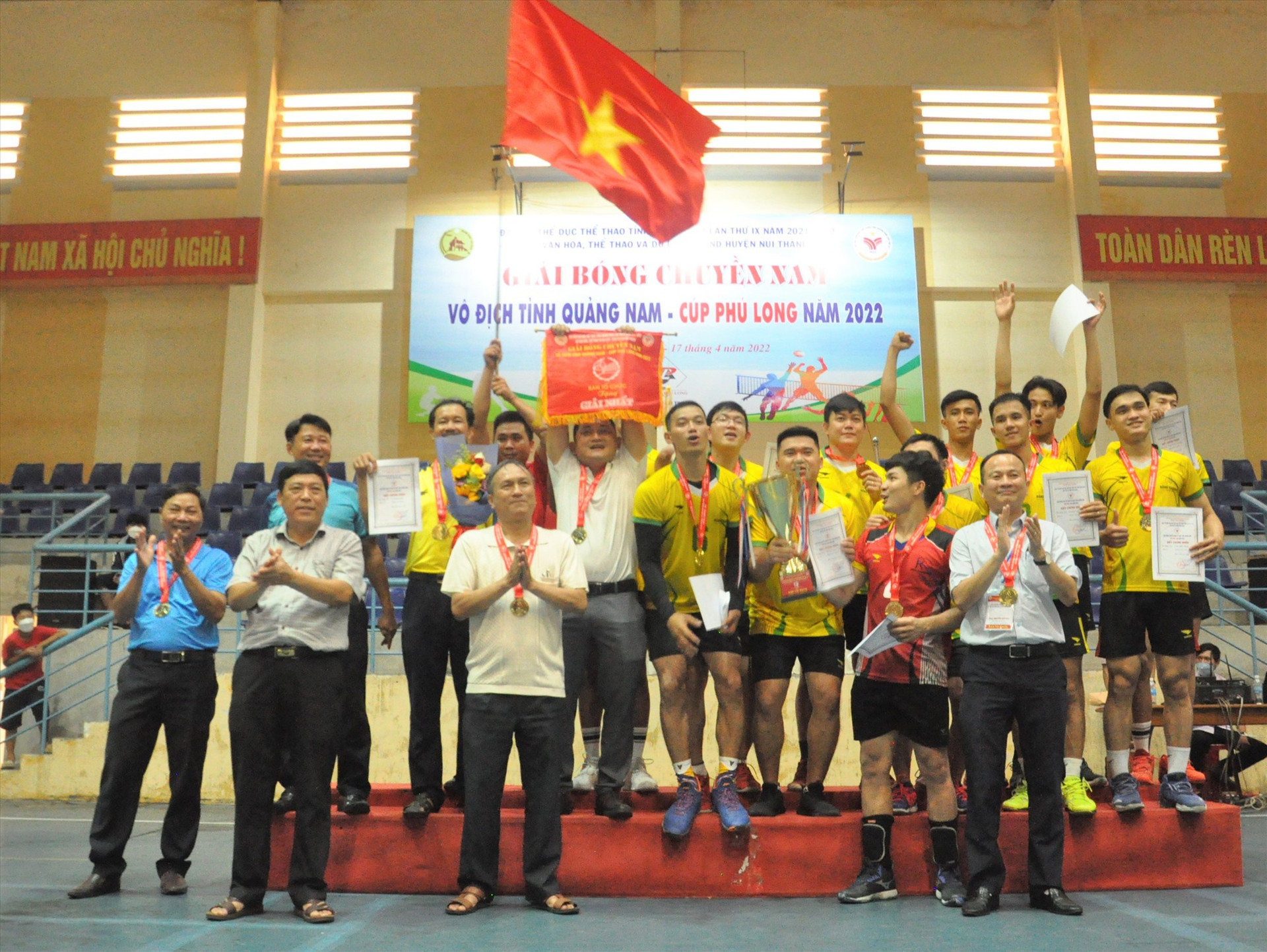 Với việc đoạt chức vô địch, đội bóng chuyền nam Núi Thành được lãnh đạo huyện khen thưởng. Ảnh: T.V