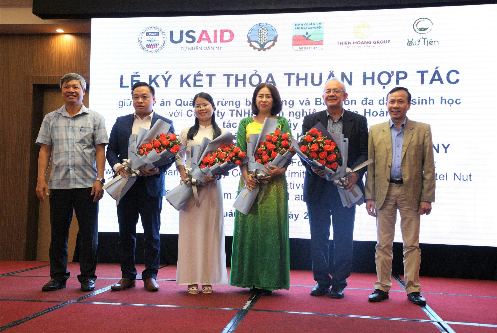 Phó Chủ tịch UBND tỉnh Hồ Quang Bửu tặng hoa cho các đơn vị tham gia ký kết. Ảnh: A.N