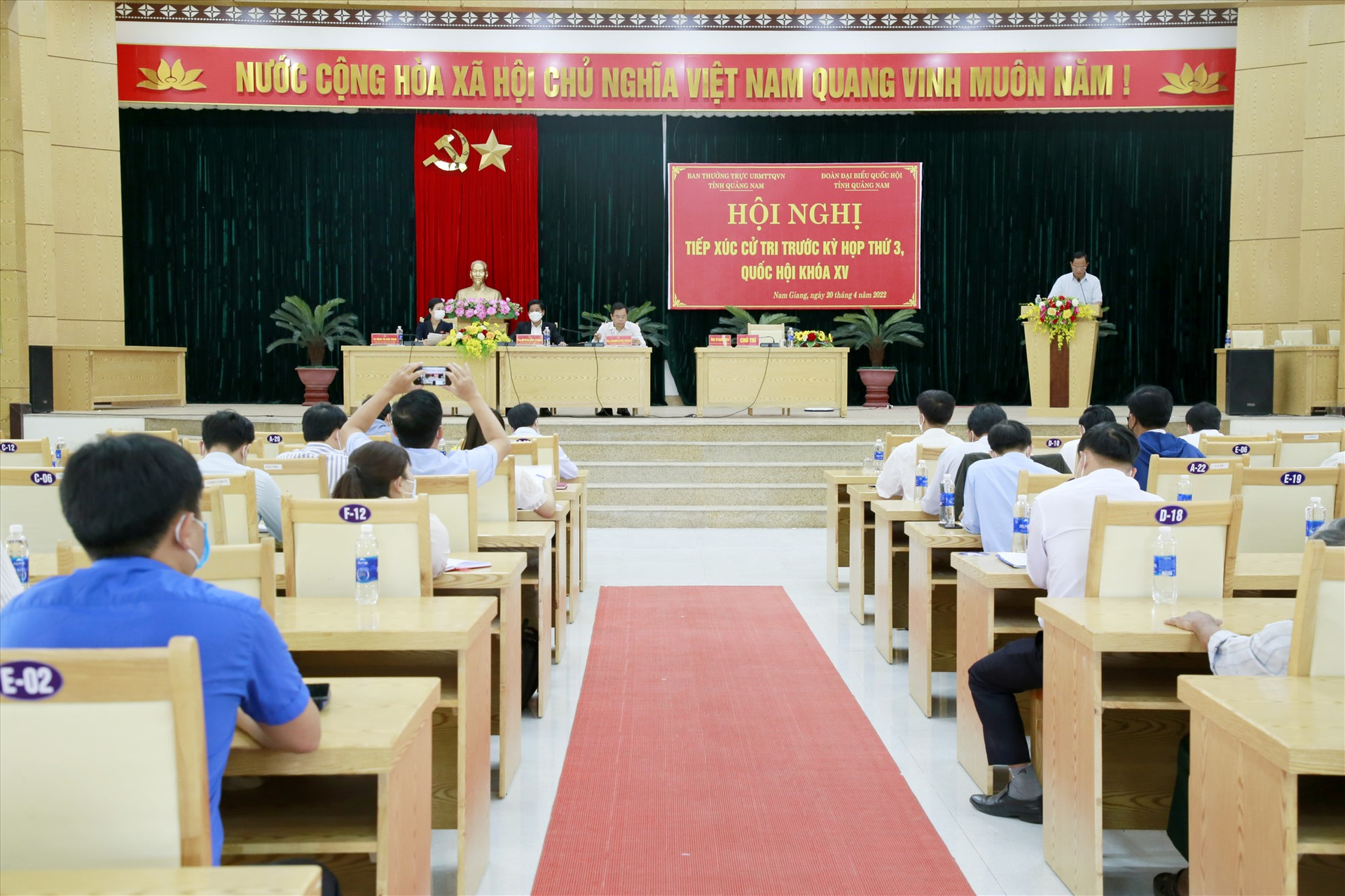 Nhiều cử tri Nam Giang hết sức quan tâm, đến dự và trình bày nhiều ý kiến, kiến nghị với đoàn đại biểu Quốc hội. Ảnh: T.C