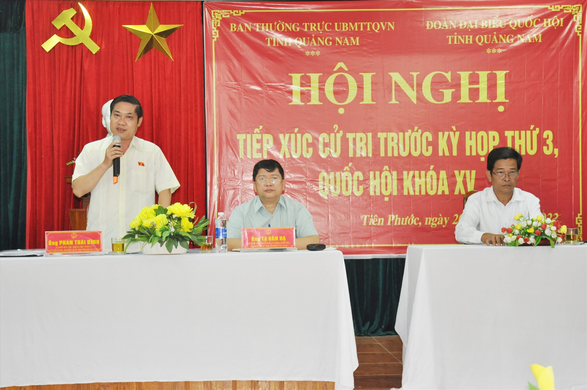 Các đại biểu Quốc hội tỉnh Phan Thái Bình và Tạ Văn Hạ tiếp xúc cử tri huyện Tiên Phước sáng nay 20.4. Ảnh: N.Đ