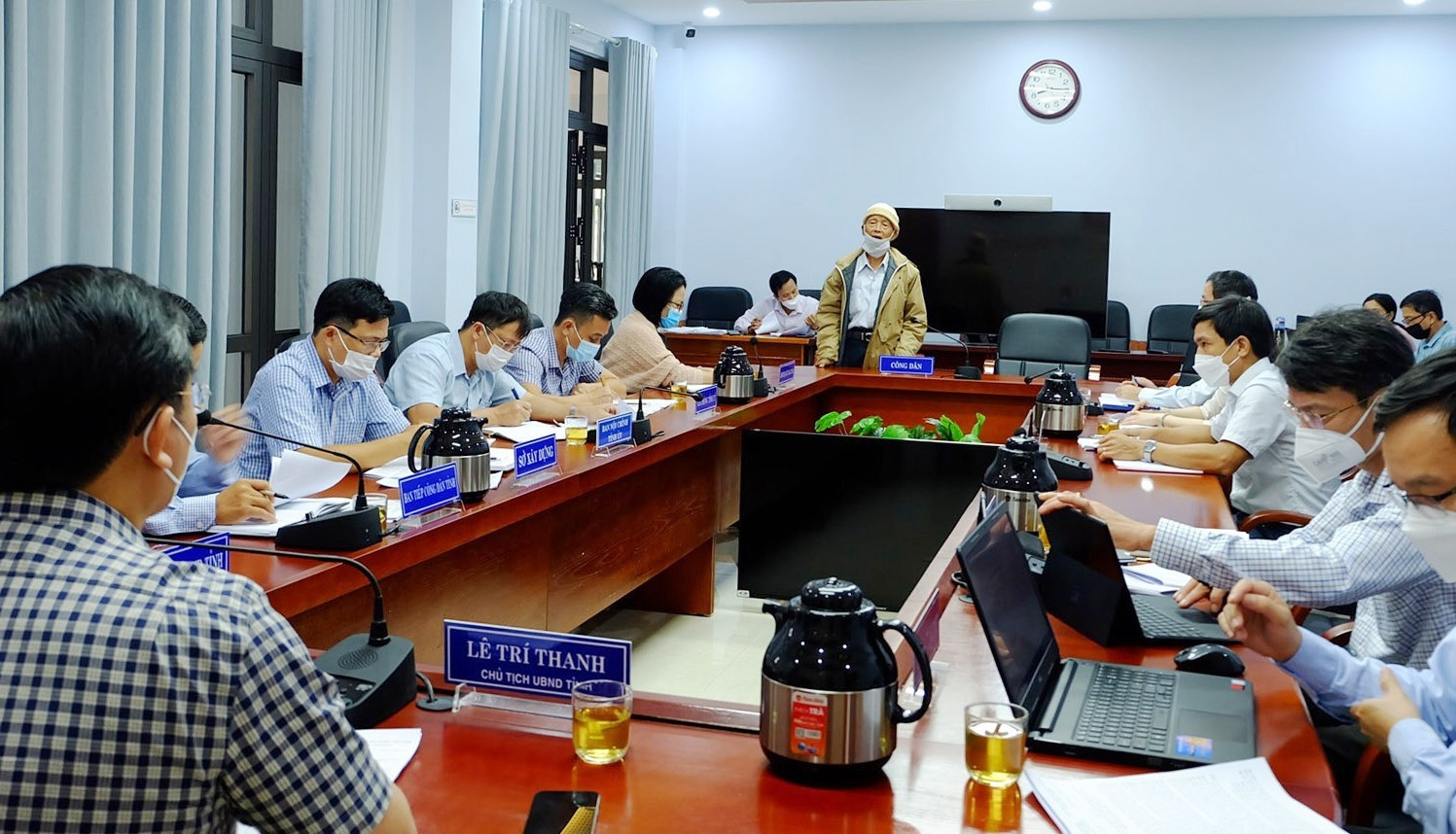 Ông Lê Lục trình bày kiến nghị với Chủ tịch UBND tỉnh Lê Trí Thanh tại buổi tiếp công dân. Ảnh: M.L