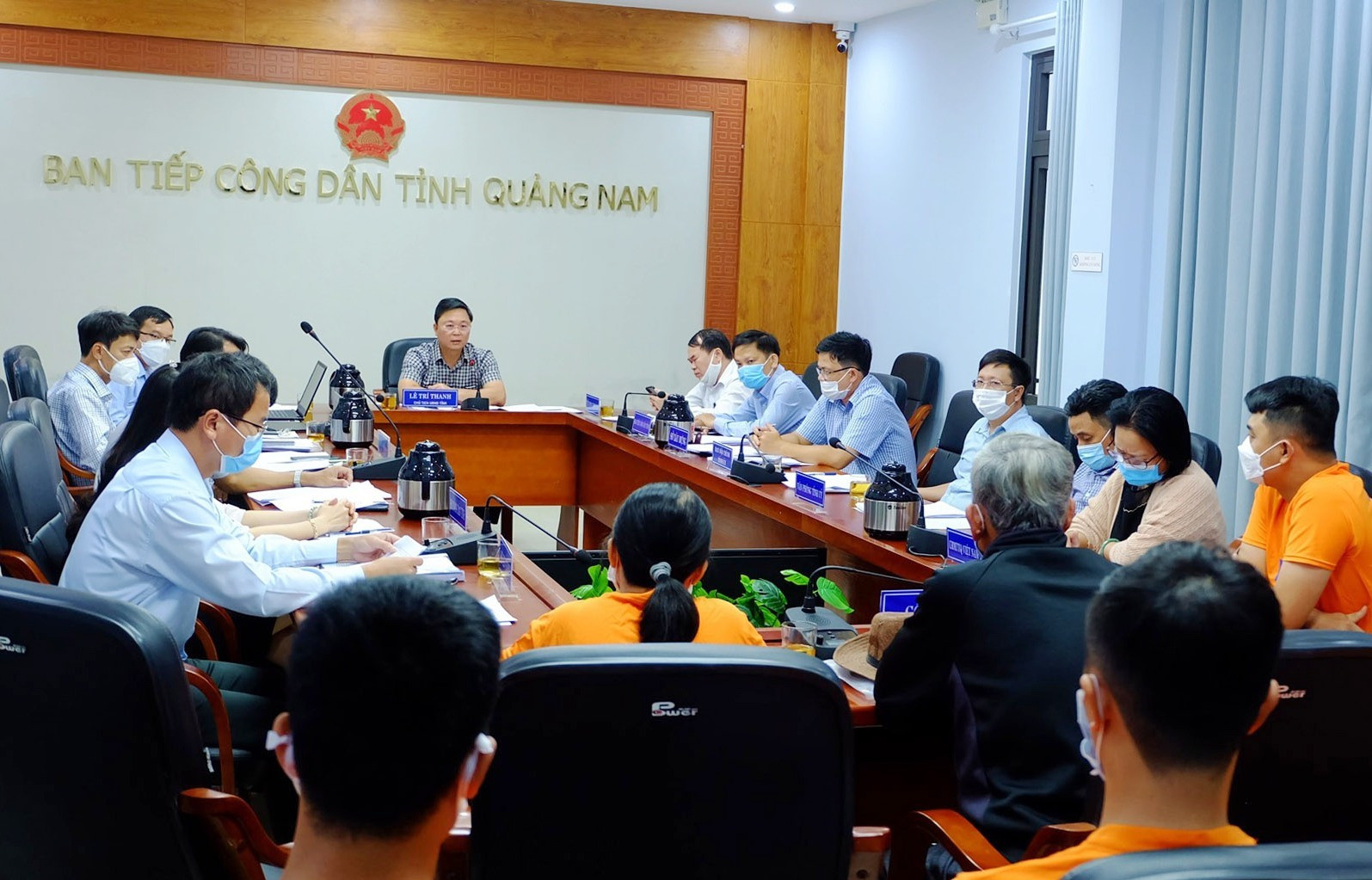 Chủ tịch UBND tỉnh Lê Trí Thanh trả lời kiến nghị của công dân. Ảnh: M.L