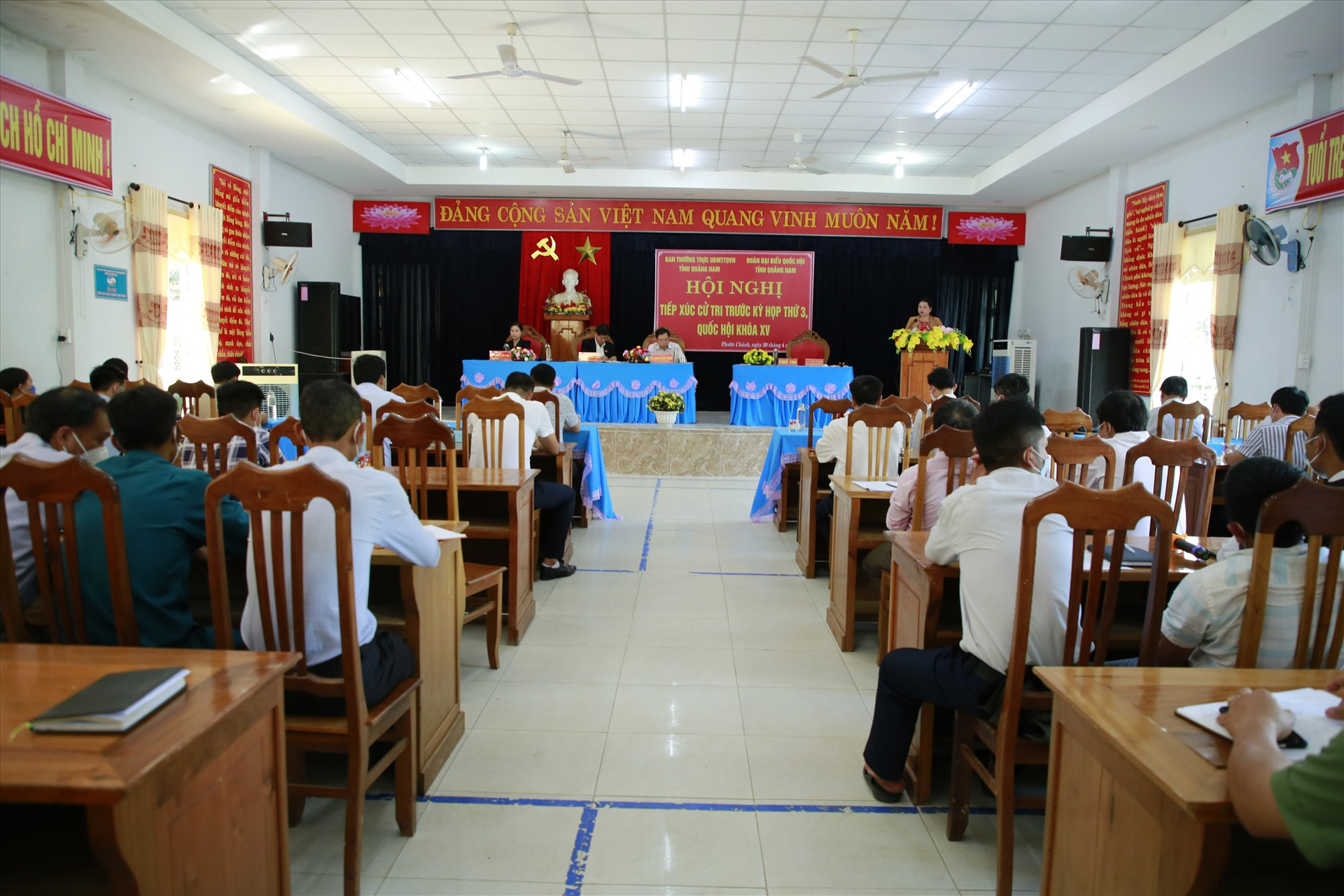 Các đại biểu Quốc hội tiếp xúc cử tri của các xã vùng cao huyện Phước Sơn. Ảnh: T.C