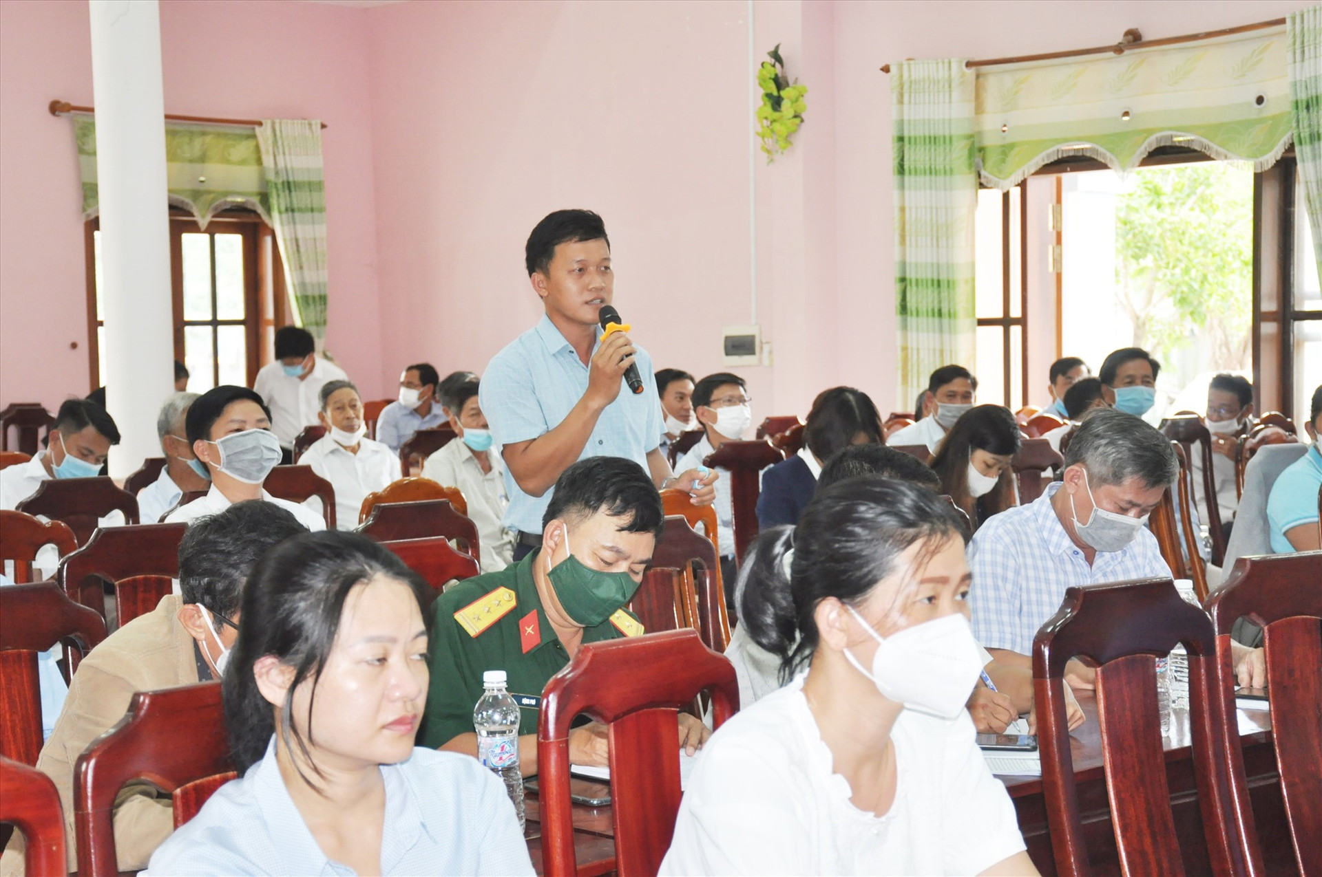 Cử tri huyện Phú Ninh kiến nghị tại cuộc tiếp xúc chiều 20.4. Ảnh: N.Đ