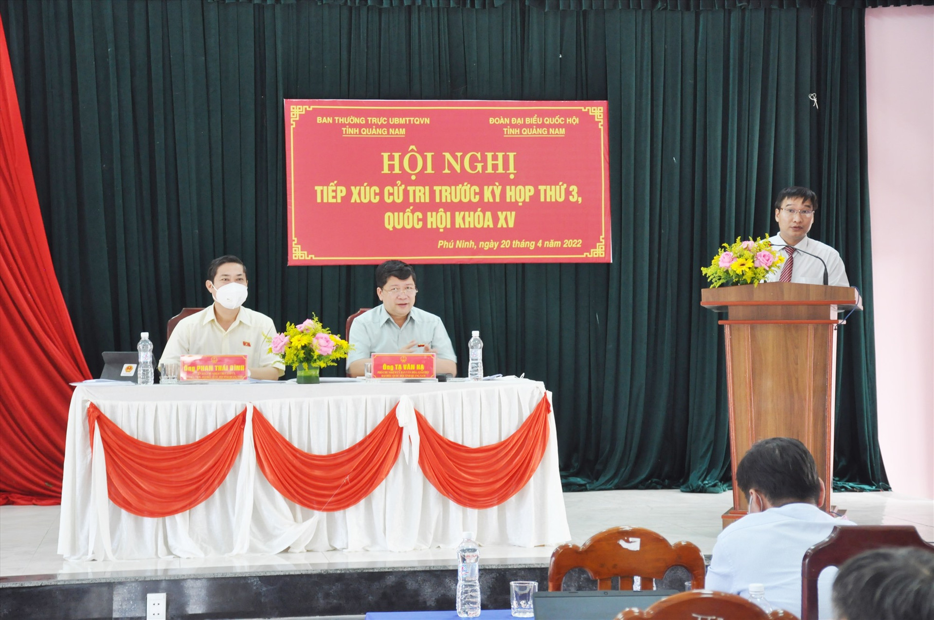 Các đại biểu Quốc hội Phan Thái Bình và Tạ Văn Hạ tiếp xúc cử tri huyện Phú Ninh chiều ngày 20.4. Ảnh: N.Đ