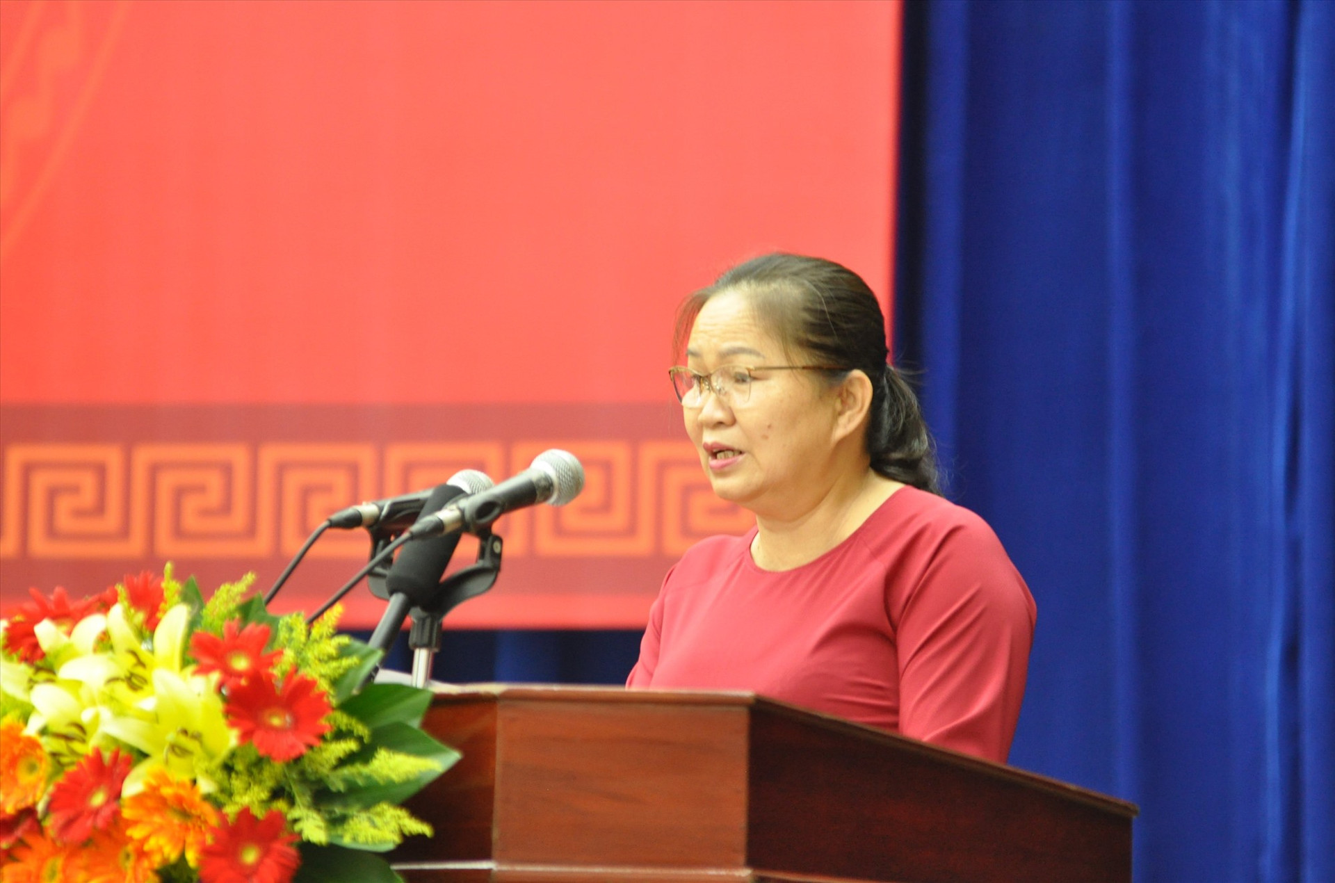 Bà Trương Thị Lộc - Giám đốc Sở LĐ-TB&XH trình bày nội dung nâng mức sống cho nhóm đối tượng yếu thế tại Kỳ họp HĐND tỉnh sáng nay. Ảnh: D.L