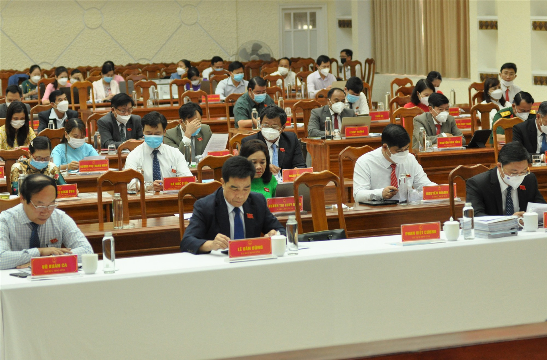 Các đại biểu HĐND tỉnh dự Kỳ họp thứ 7 diễn ra sáng nay 21.1. Ảnh: P.Đ