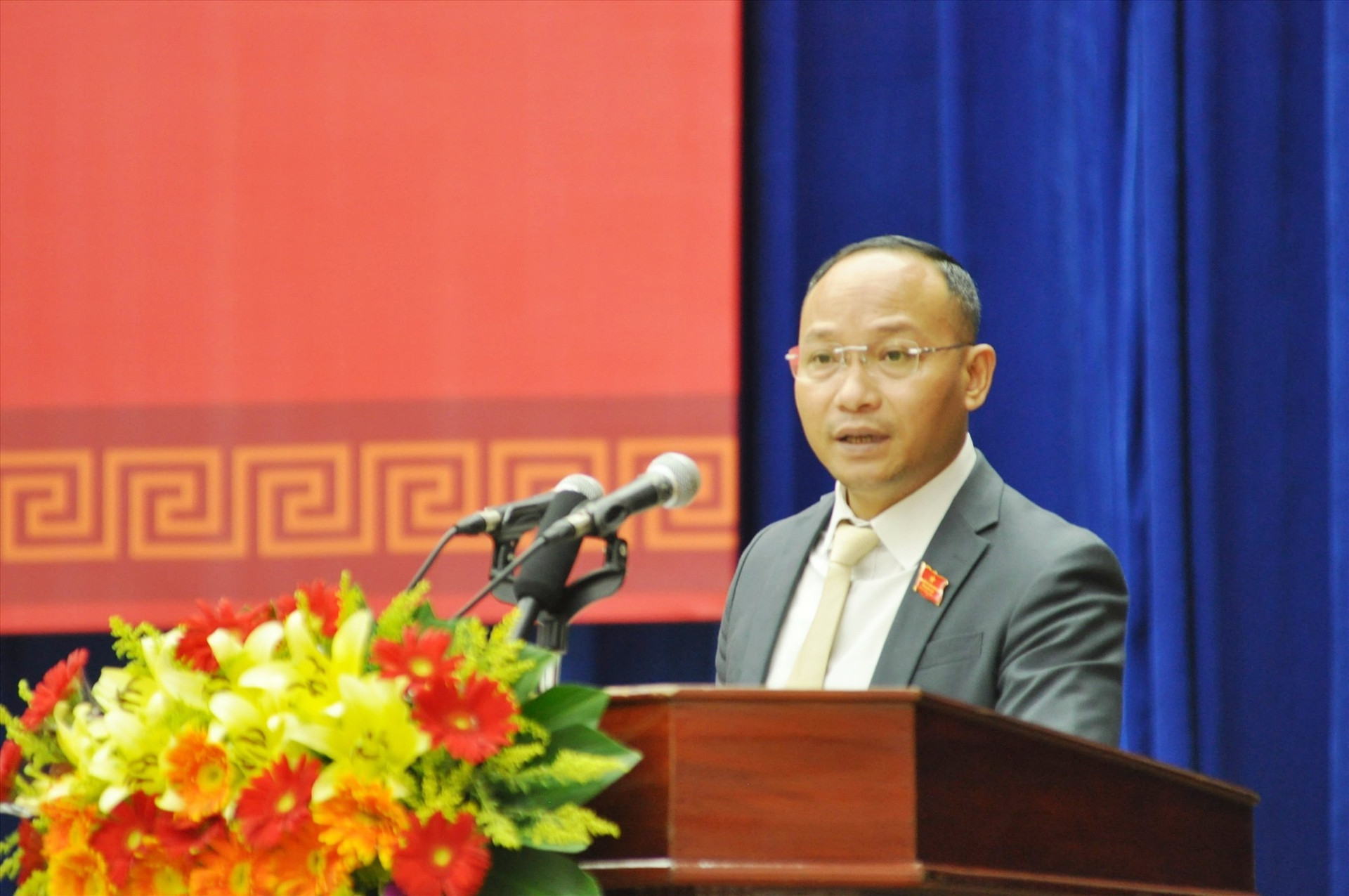Trưởng Ban Dân tộc HĐND tỉnh Đinh Văn Hươm trình bày báo cáo thẩm tra. Ảnh: D.L