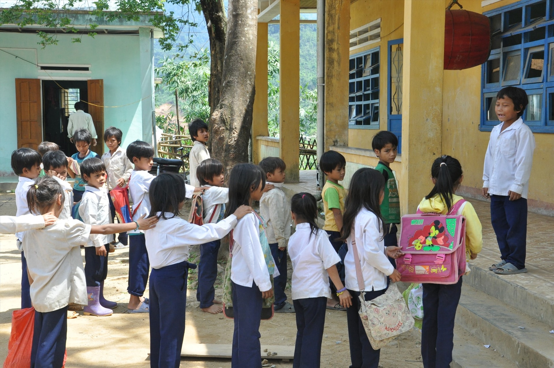 Tăng hỗ trợ khoán kinh phí phục vụ nấu ăn cũng là cach giúp học trò miền núi được ăn học tốt hơn. Ảnh: X.P