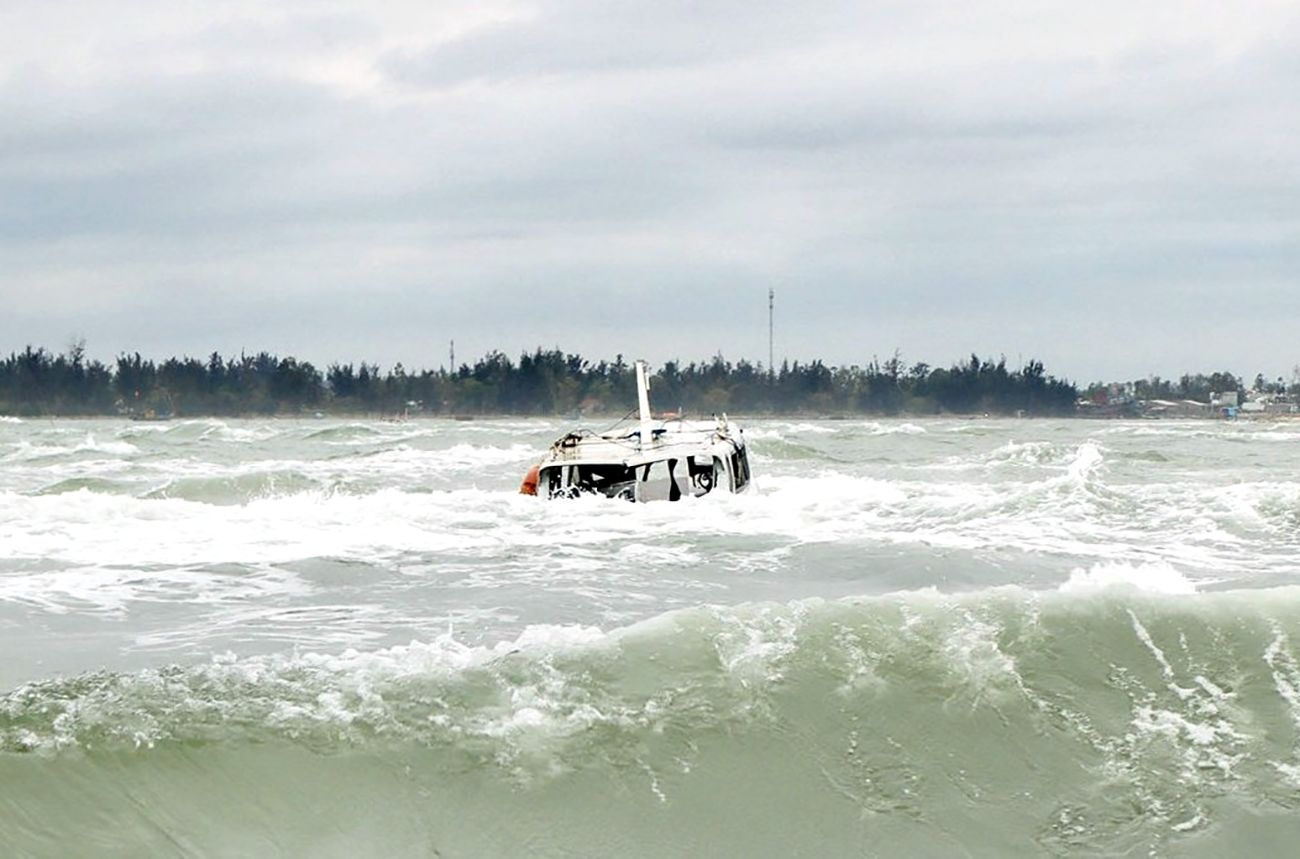 Vụ chìm ca nô khiến 17 người tử vong trên vùng biển Cửa Đại ngày 26.2