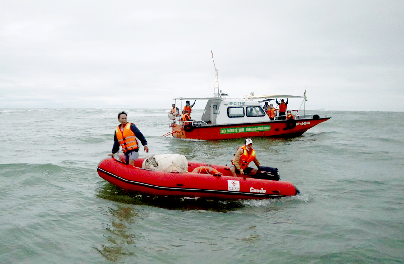 Lực lượng chức năng tìm kiếm các nạn nhân bị mất tích trên vùng biển Cửa Đại ngày 26.2.