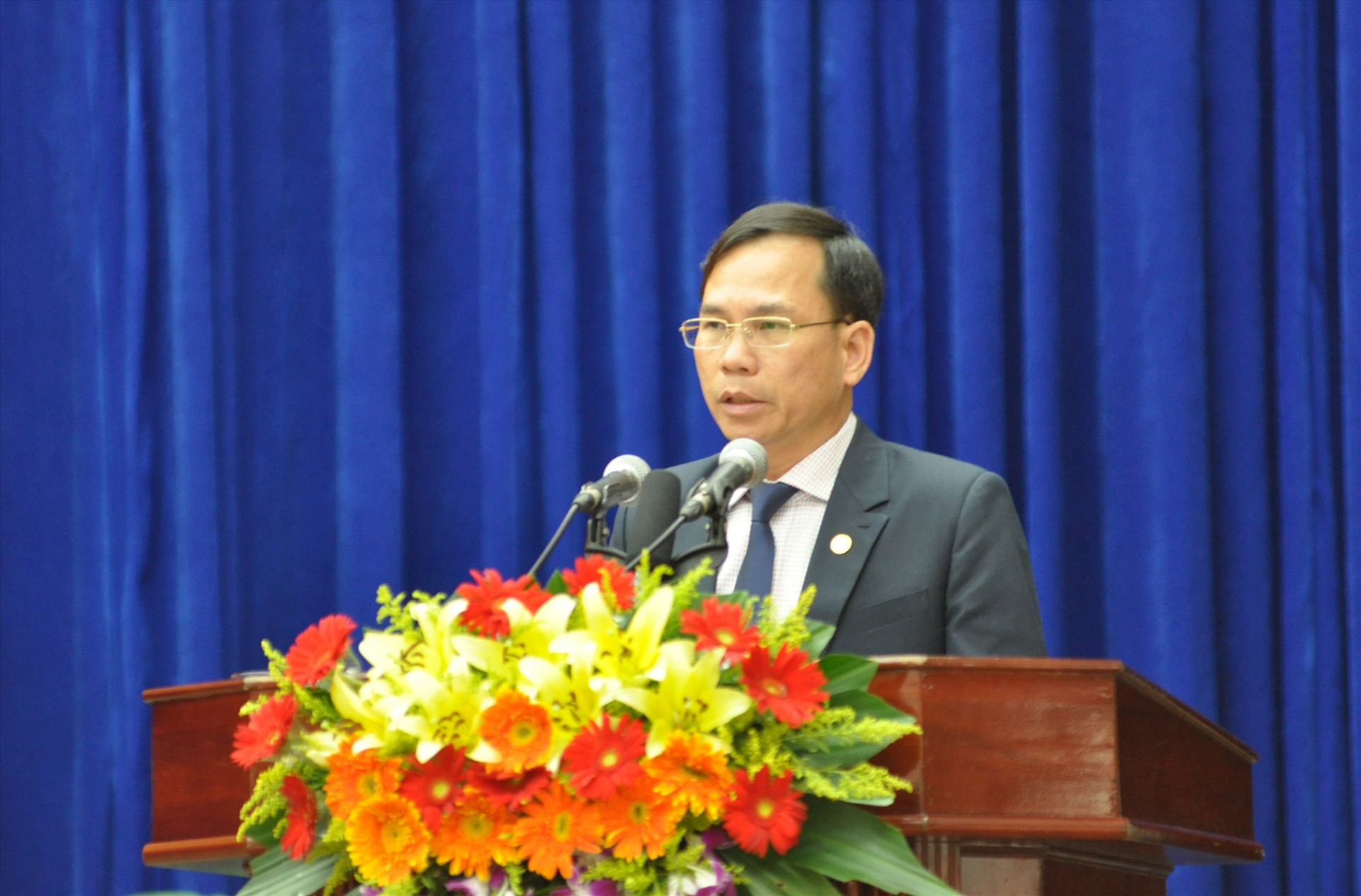 Giám đốc Sở Vh-TT&DL Nguyễn Thanh Hồng báo cáo đề án tu bổ di tích. Ảnh: XP-NĐ