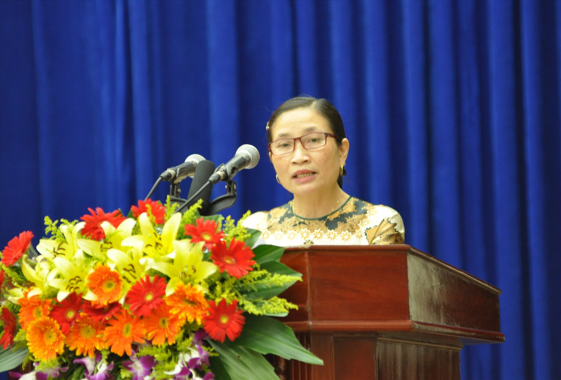 Bà Trần Thị Bích Thu - Trưởng Ban Văn hóa xã hội HĐND tỉnh báo cáo thẩm tra đề án UBND tỉnh trình tại kỳ họp. Ảnh: XP-NĐ