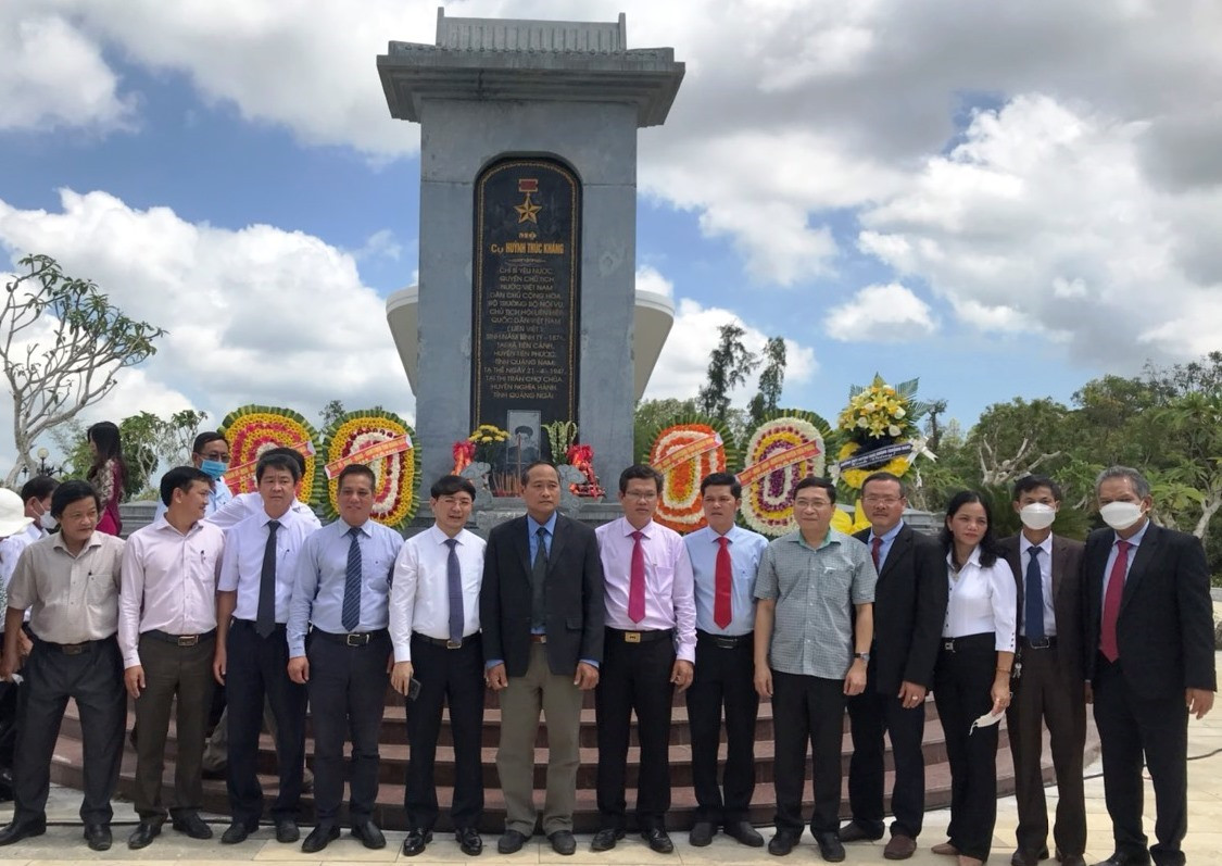 Đoàn đại biểu chụp ảnh lưu niệm tại mộ cụ Huỳnh Thúc Kháng. Ảnh: HƯNG PHƯƠNG