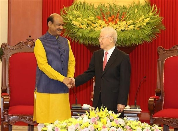 Party General Secretary Nguyen Phu Trong (R) receives Speaker of the Indian lower house Om Birla in Hanoi on April 20. (Photo: VNA)