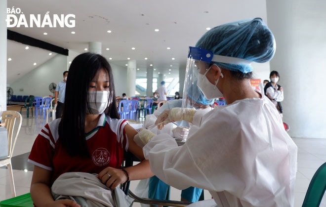Việc tiêm vắc-xin được triển khai đúng kế hoạch, trong đó lưu ý vấn đề khám sàng lọc và tư vấn.