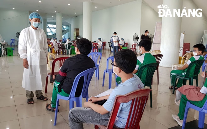 Nhân viên y tế tư vấn thêm một lần cuối cho các em những việc cần làm, nên làm và nhận biết các dấu hiệu có nguy cơ sau khi tự theo dõi sức khỏe tại nhà.