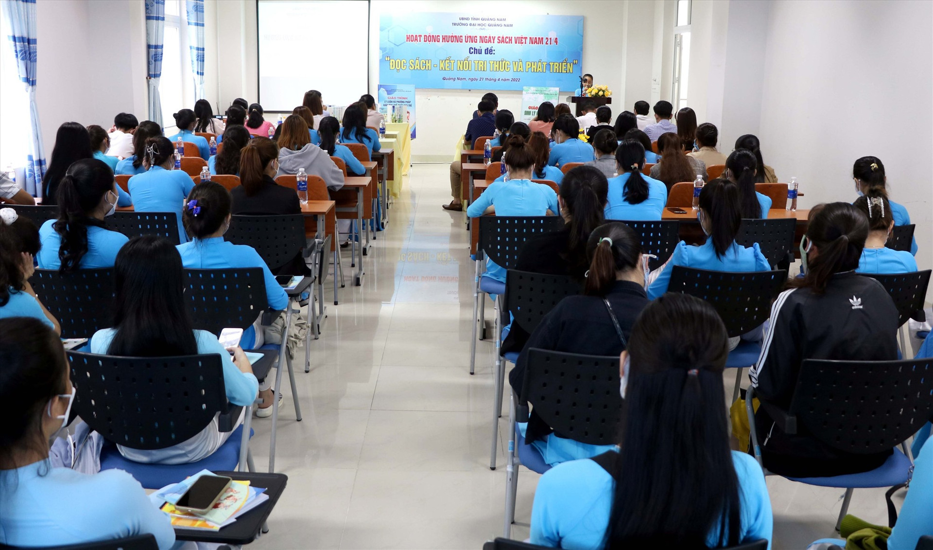 Cán bộ, giảng viên và sinh viên tham gia các hoạt động hưởng ứng Ngày sách Việt Nam. Ảnh: CHÂU HÙNG