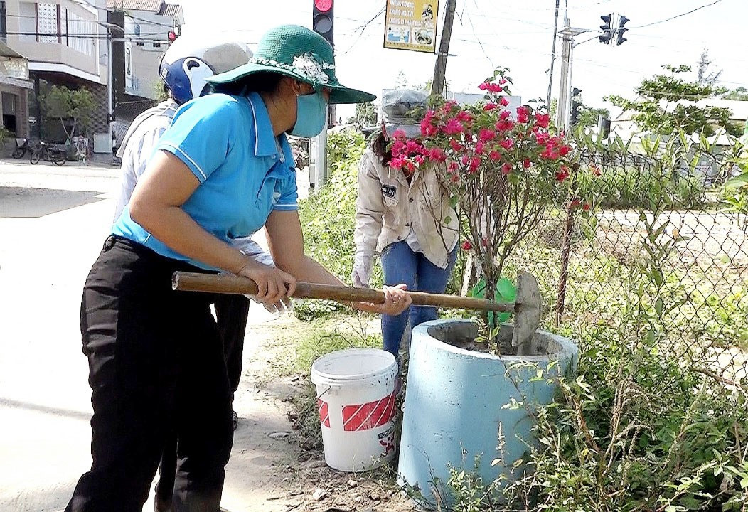 Hội viên phụ nữ xã Bình Dương tự tay trồng và chăm sóc hoa giấy