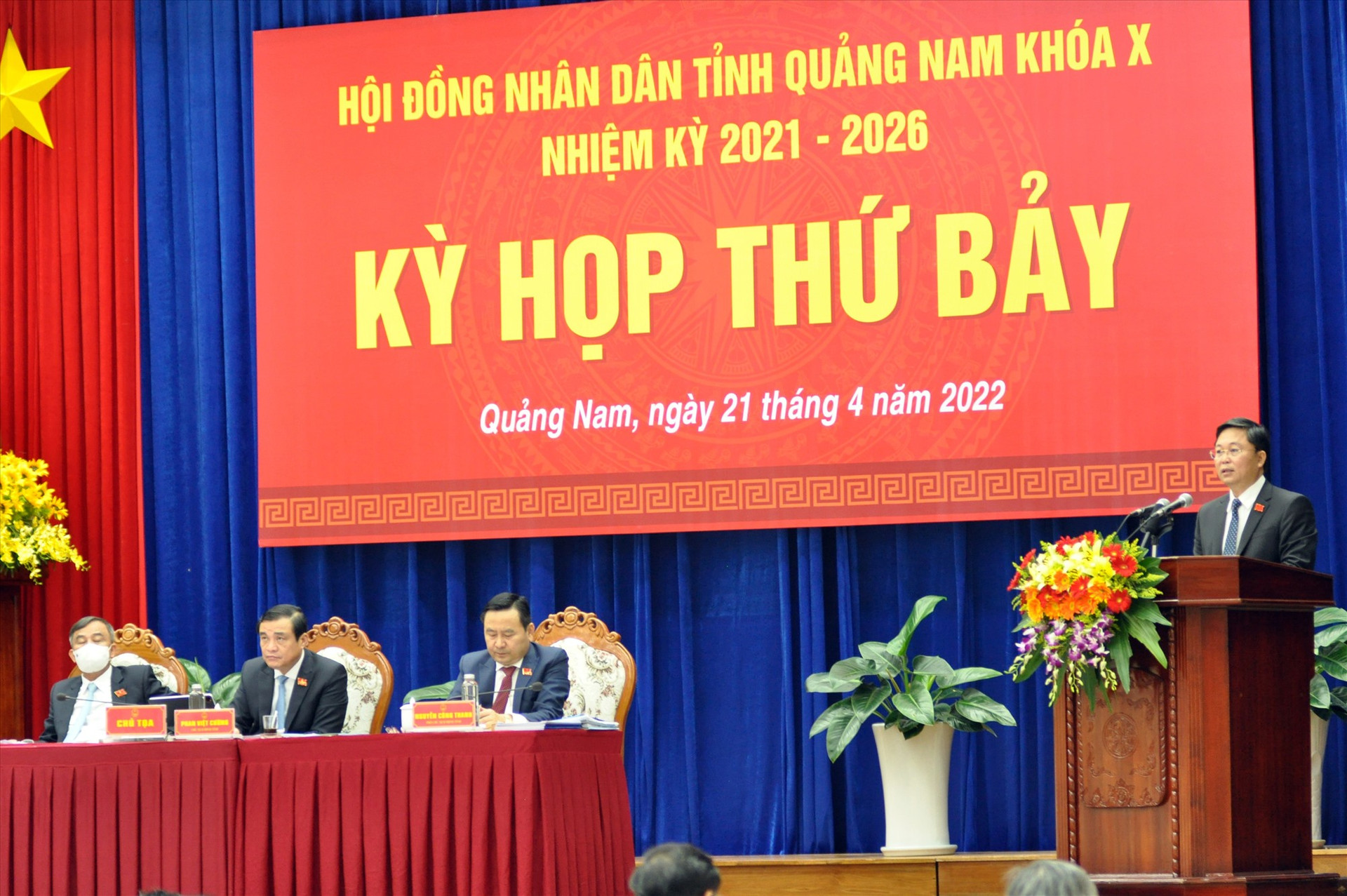 Chủ tịch UBND tỉnh Lê Trí Thanh phát biểu tại Kỳ họp thứ 7. Ảnh: PHÚ NGUYÊN