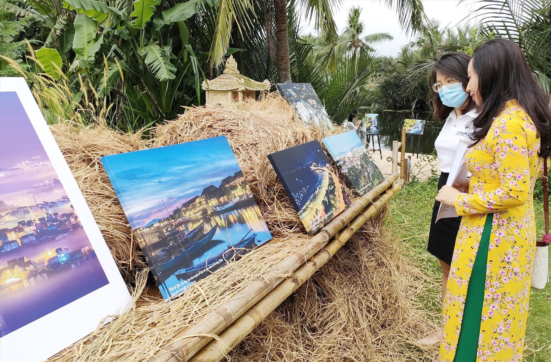 Du lịch phục hồi, Quảng Nam tổ chức nhiều hoạt động thu hút du khách. TRONG ẢNH: Triển lãm ảnh “Top 7 Ấn tượng Việt Nam 2021” vừa tổ chức tại Hội An. Ảnh: MỸ LỆ