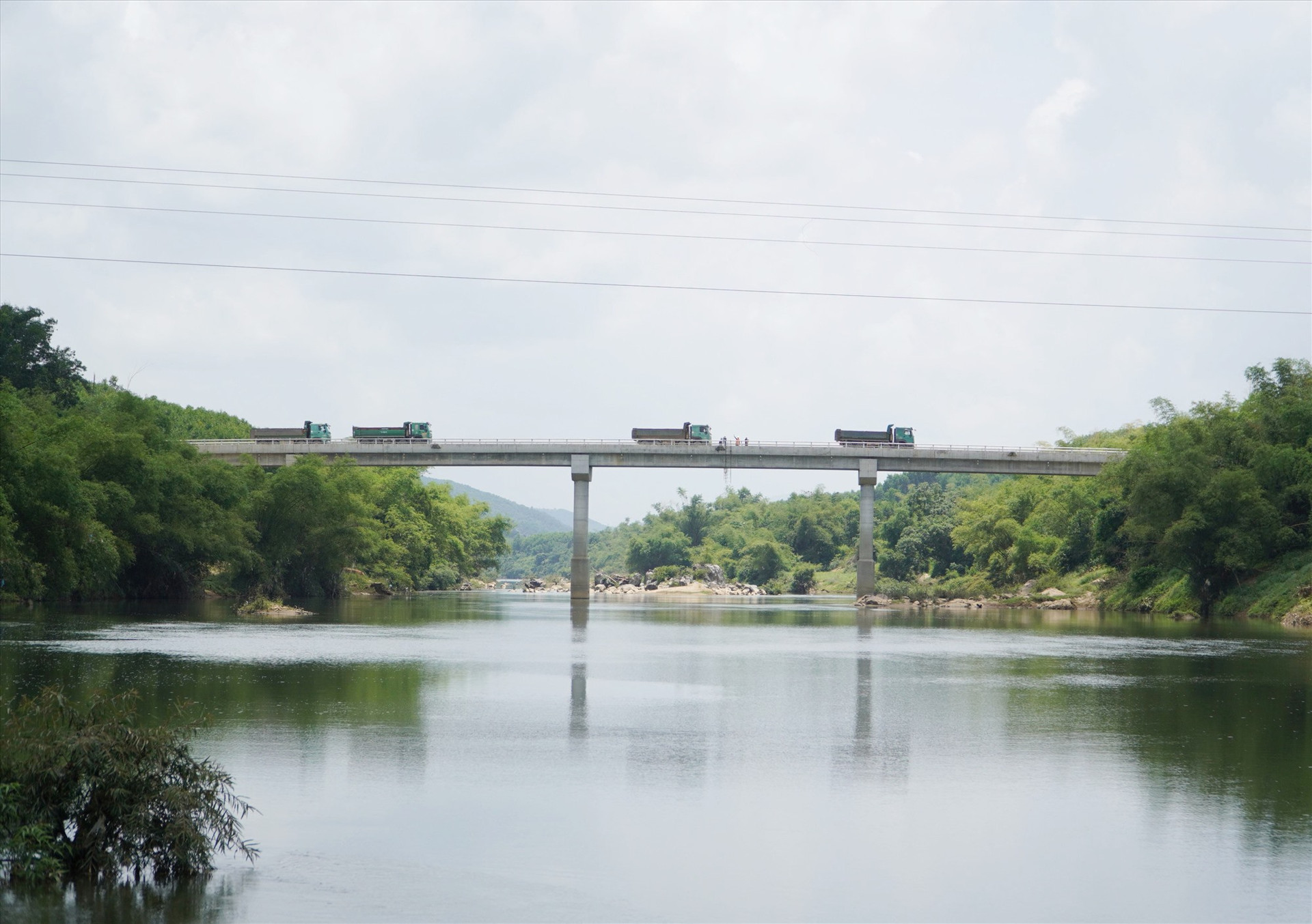Cầu Sông Khang nhìn từ cầu chìm (ngầm) Sông Khang. Thời điểm chụp, đơn vị chức năng đã thực hiện bước kiểm tra tải trọng cầu. Ảnh: A.Q