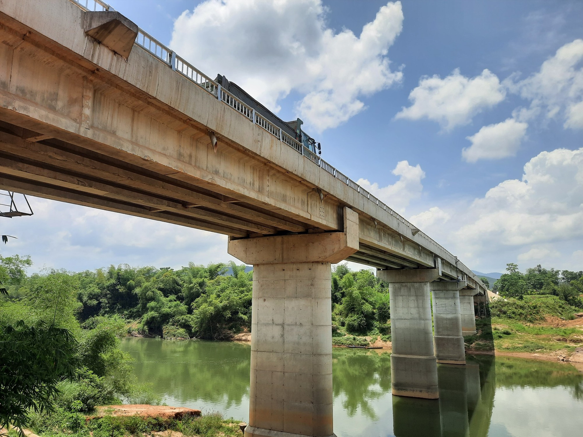 Sau hơn 2 năm xây dựng, cầu Sông Khang hoàn thành đã nối 2 bờ, tạo thuận lợi trong giao thông của người dân địa phương. Ảnh: A.Q