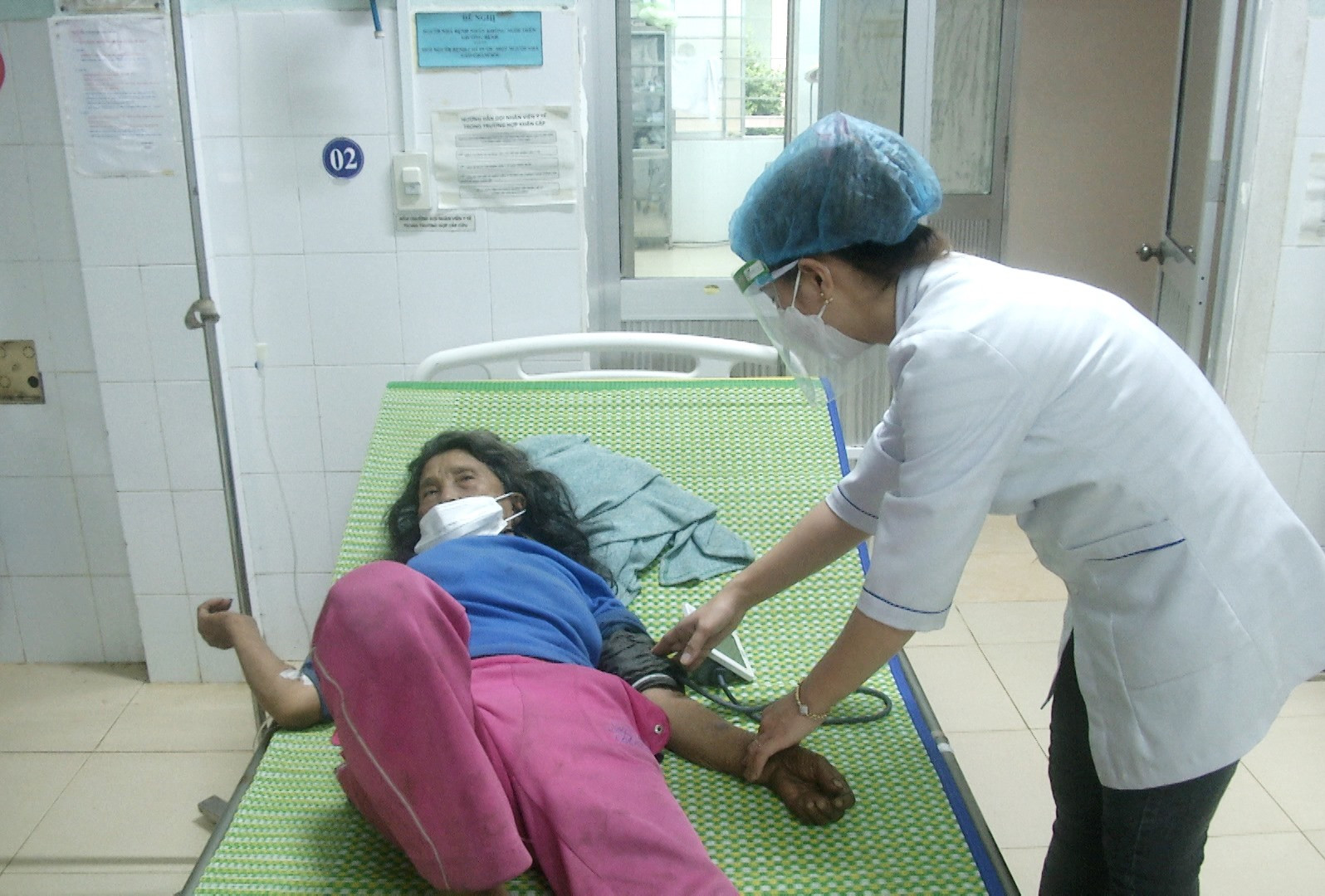 Chăm sóc bệnh nhân cấp cứu tại TTYT huyện Nam Trà My. Ảnh: L.P.T
