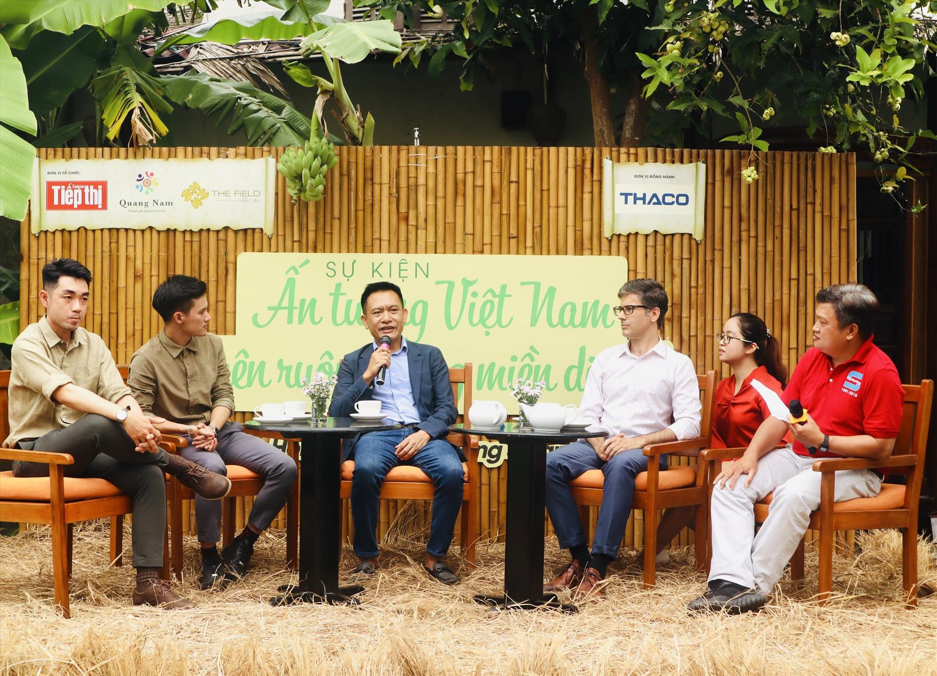 Các đại biểu chia sẻ cơ hội và thách thức trong phát triển du lịch xanh ở Quảng Nam tại buổi tọa đàm. Ảnh: T.L