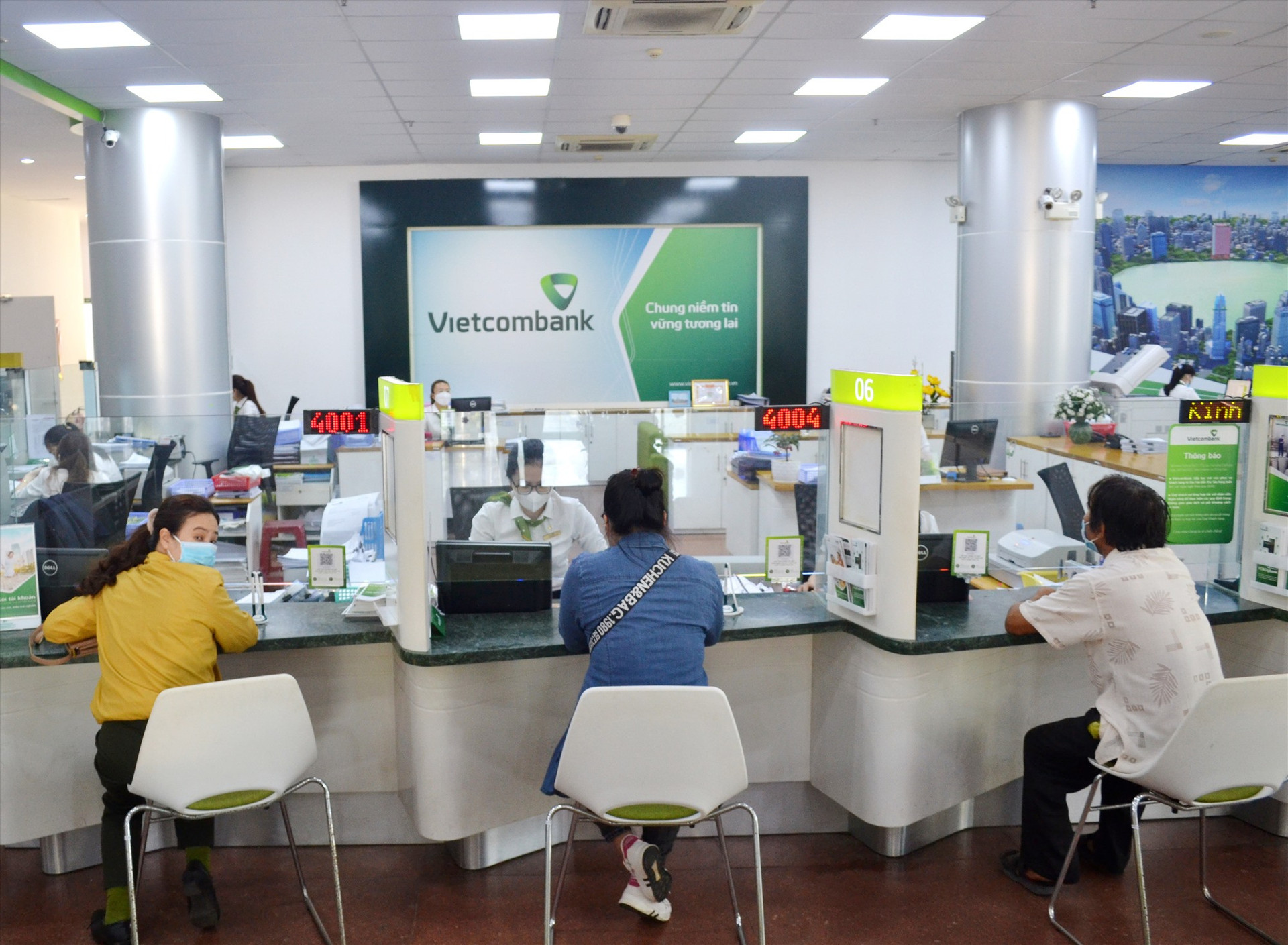 Vietcombank Quảng Nam áp dụng nhiều chương trình hỗ trợ khách hàng, góp phần đưa vốn đến người dân, DN. Ảnh: VIỆT NGUYỄN