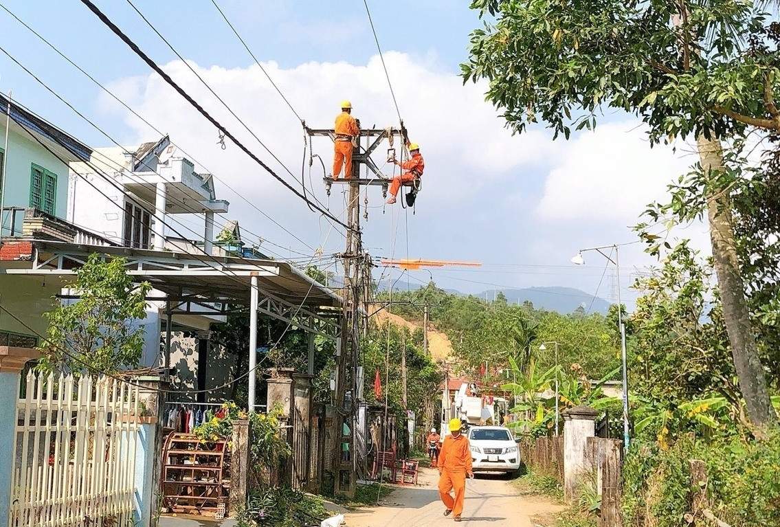 Công nhân Điện lực Đại Lộc kiểm tra lưới điện. Ảnh: NHAN THUẬN
