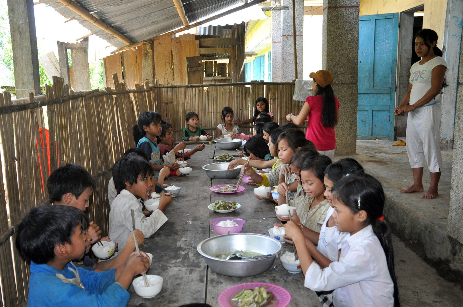 Tăng mức hỗ trợ cho các trường có tổ chức nấu ăn cho trẻ em, học sinh vùng khó khăn là cần thiết. Ảnh: X.P