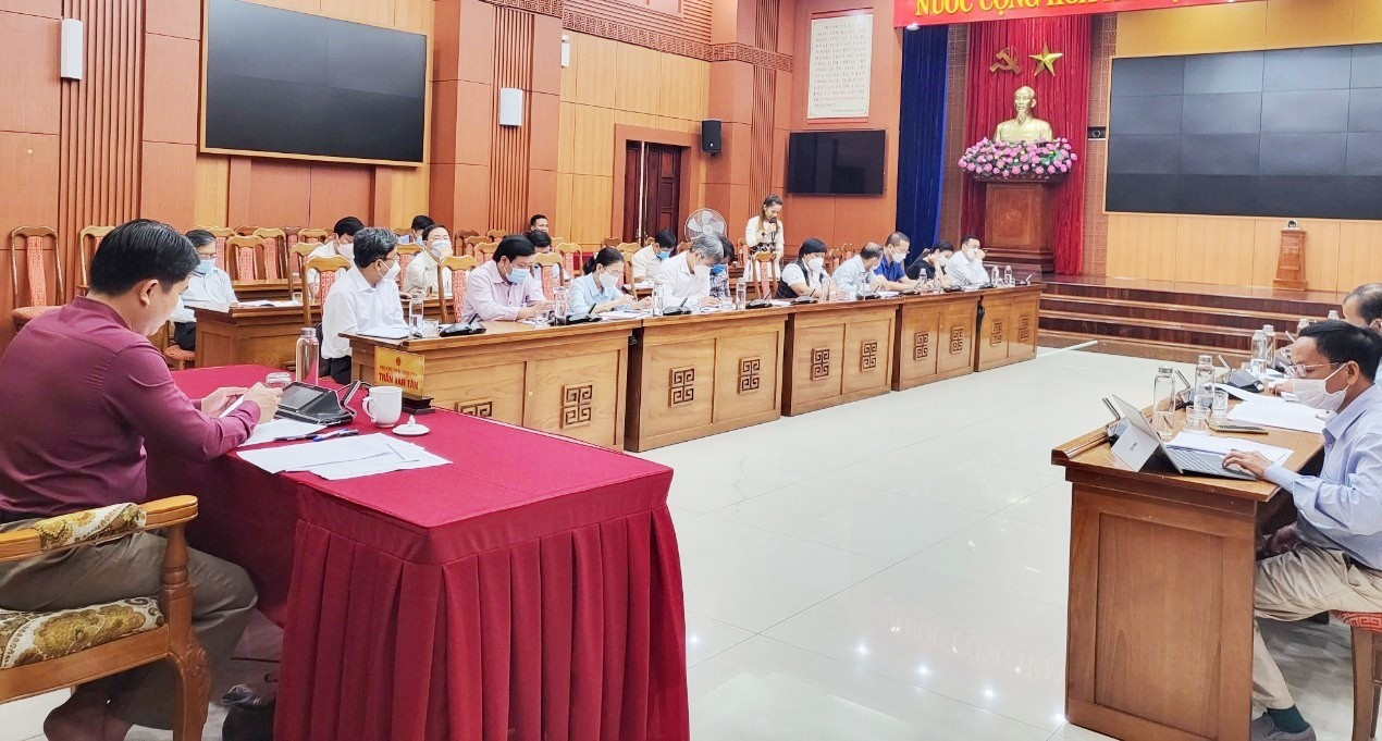 Phó Chủ tịch UBND tỉnh Trần Văn Tân yêu cầu thực hiện phương châm tiêm đến đâu an toàn đến đó. Ảnh: X.H