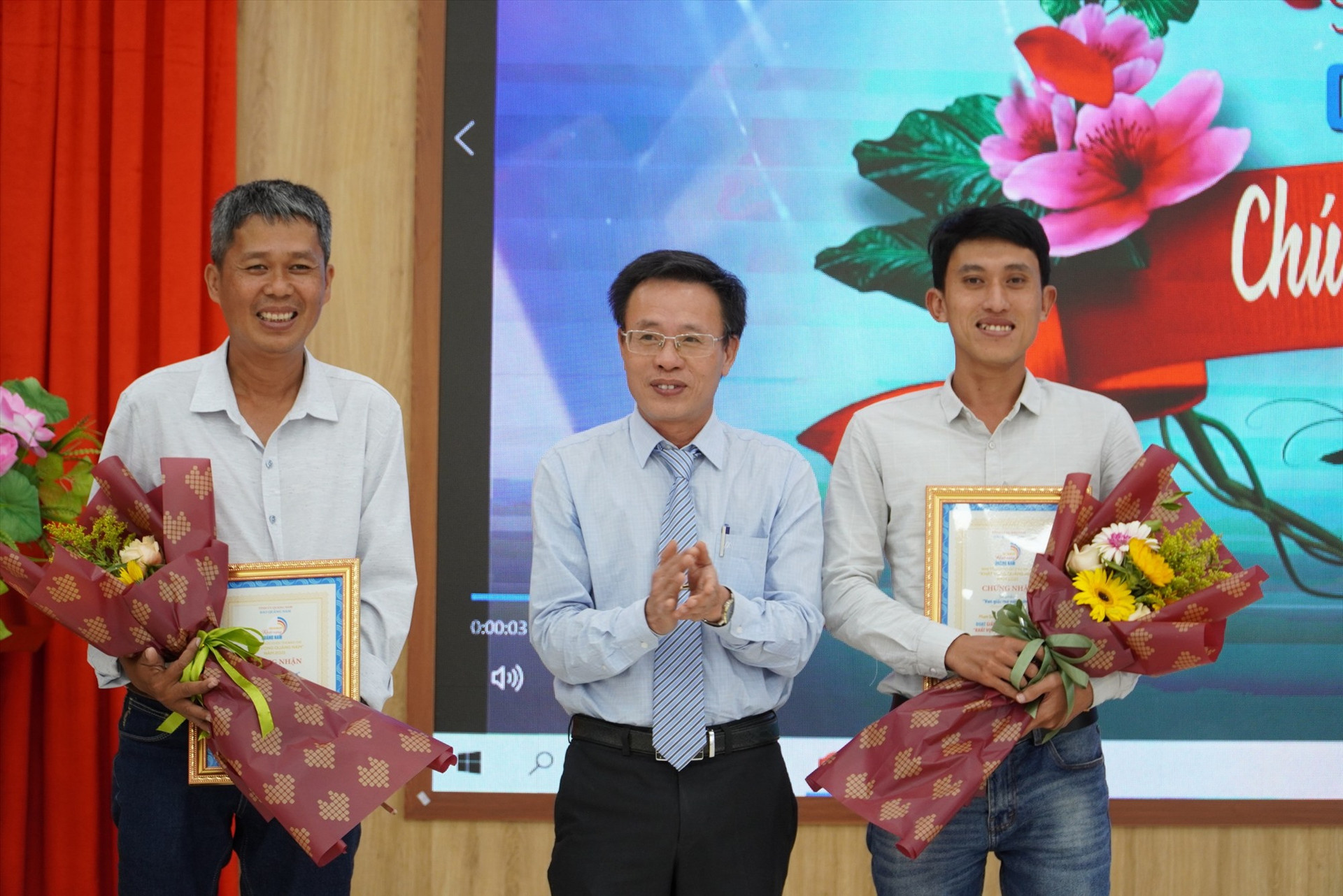 Nhóm tác giả đạt giải nhất với tác phẩm “Vun giấc mơ với vườn rừng” đăng tải trên báo điện tử Quảng Nam. Ảnh: H.Q