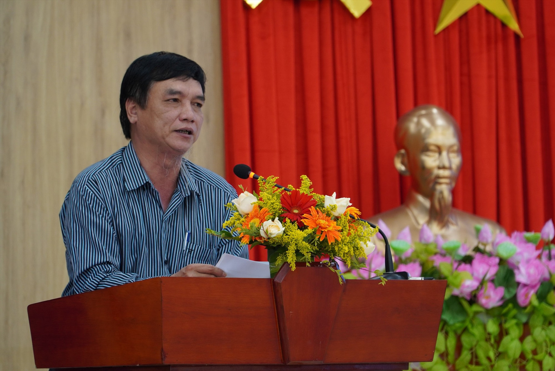 Nhà báo Nguyễn Hữu Đổng nhận xét về các tác phẩm tham dự cuộc thi. Ảnh: H.Q