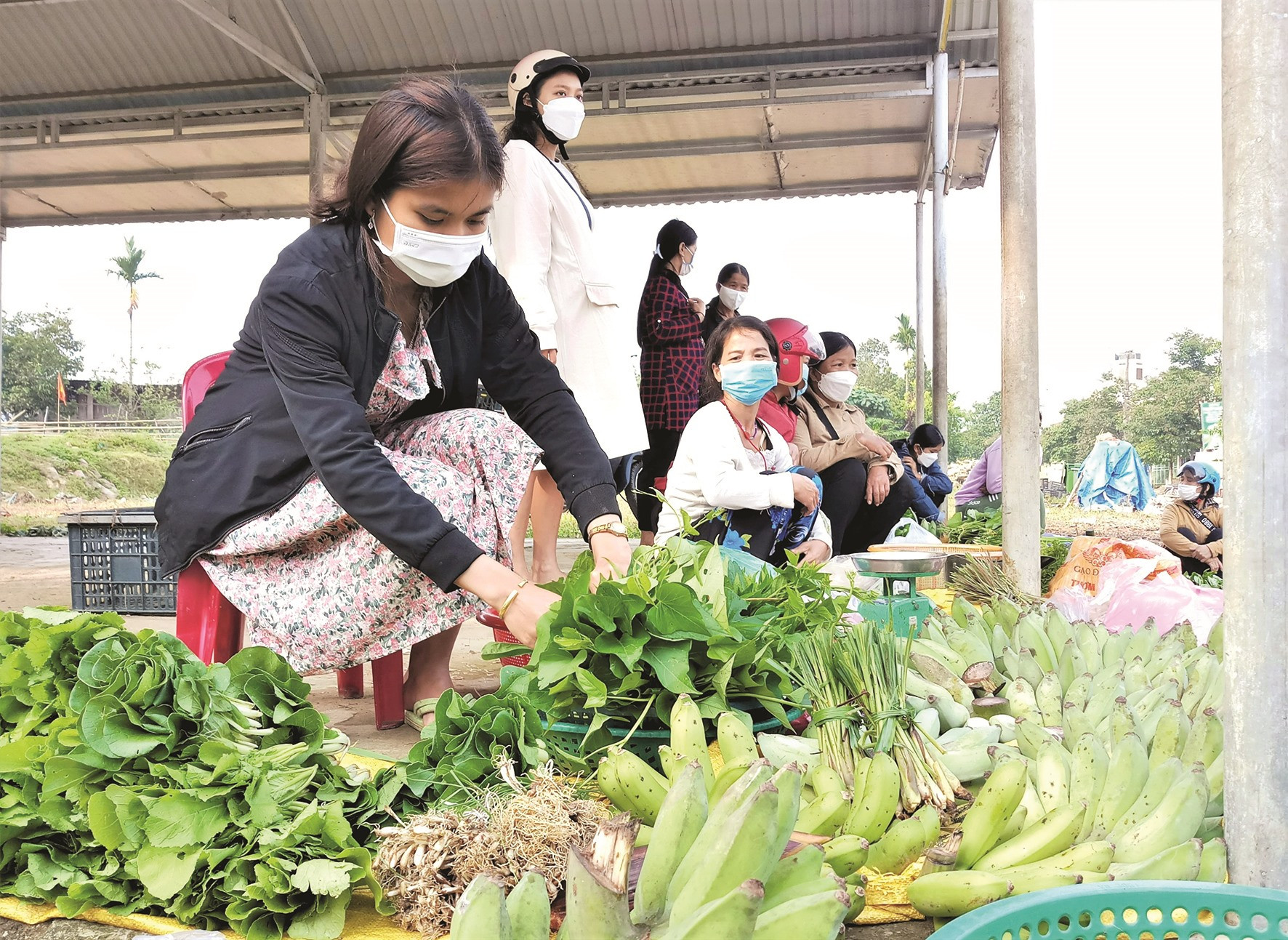 Người dân bán nông sản tại chợ làng để kiếm thêm thu nhập trong mùa giáp hạt.