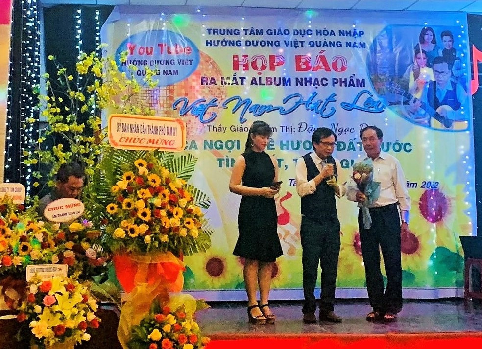 Nhạc sĩ Nguyễn Hoàng Bích (bìa phải) tại buổi họp báo ra mắt album “Việt Nam hát lên“. Ảnh: NGÀN THƯƠNG