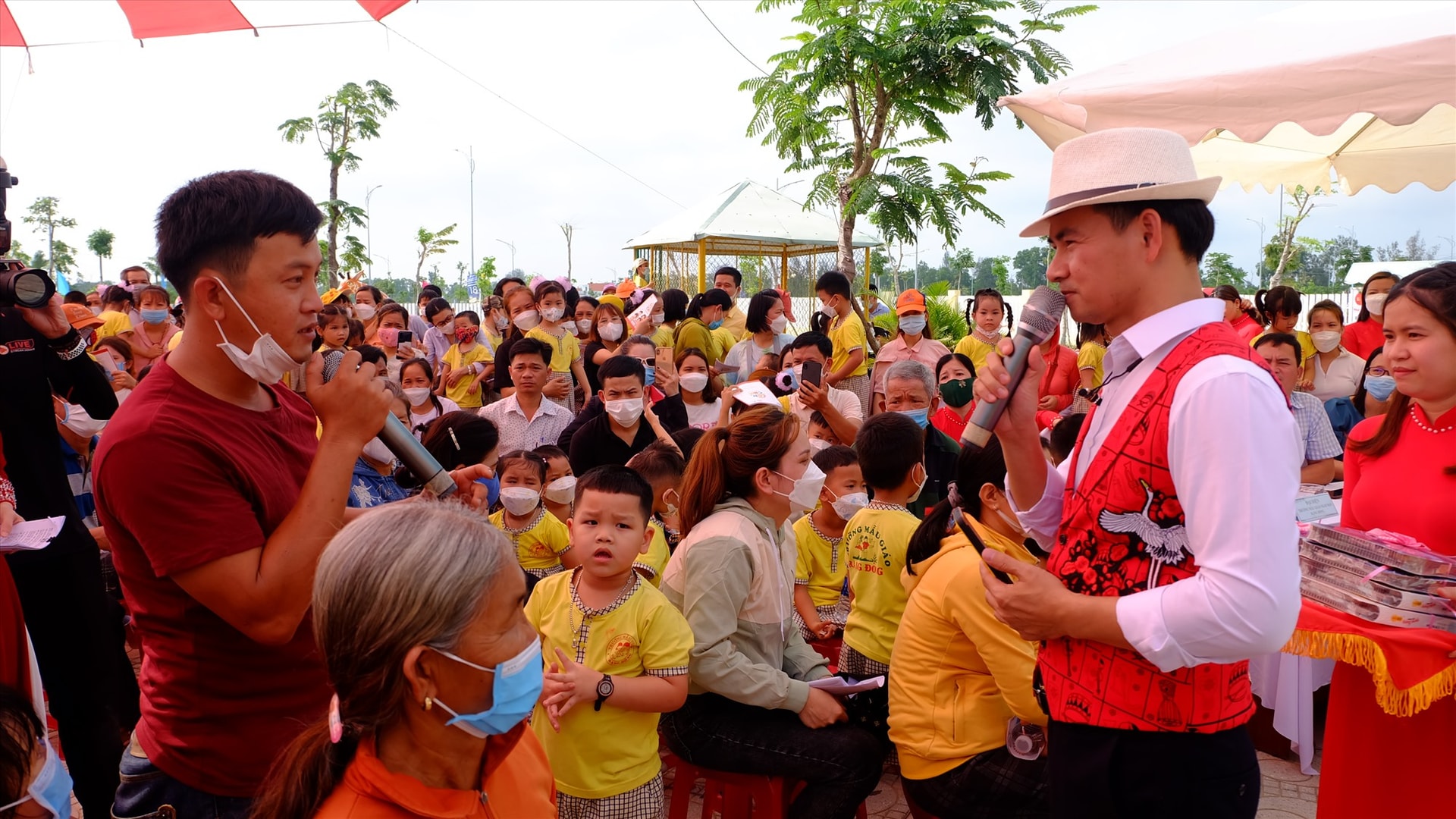 Nghệ sĩ ưu tú Xuân Bắc giao lưu với phụ huynh, chia sẻ kinh nghiệm trong việc dạy dỗ con cái của cha mẹ. Ảnh: M.L