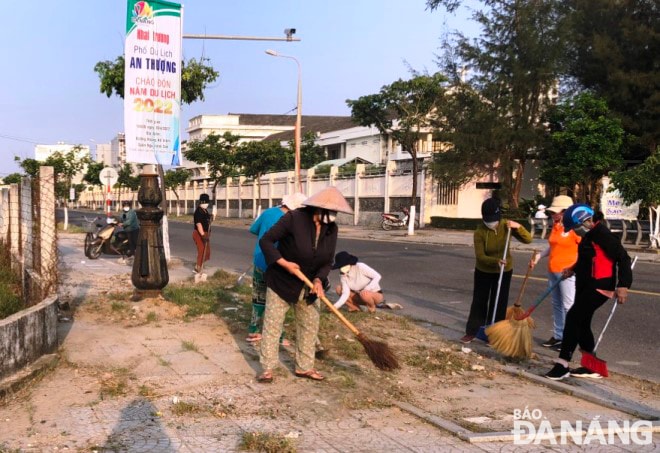 Nhân dân ở khu phố du lịch An Thượng (phường Mỹ An, quận Ngũ Hành Sơn) vệ sinh, làm sạch đẹp các tuyến đường để chào đón du khách.
