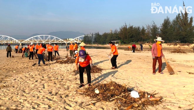 Hội Liên hiệp Phụ nữ quận Liên Chiểu ra quân tổng dọn vệ sinh môi trường, làm sạch tại bãi biển Kim Liên (phường Hòa Hiệp Bắc, quận Liên Chiểu) để phục vụ du lịch.