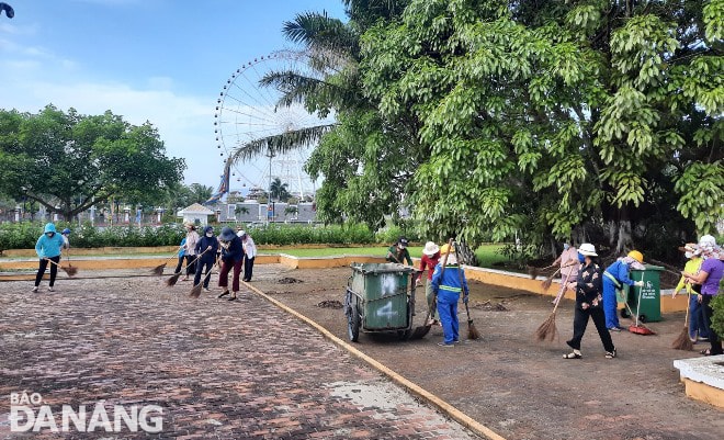 Phòng Tài nguyên và Môi trường quận Hải Châu, Xí nghiệp Môi trường Hải Châu phối hợp với các phường ra quân dọn vệ sinh môi trường các tuyến đường, địa điểm công cộng, phục vụ du khách trong dịp nghỉ lễ 30-4, 1-5.