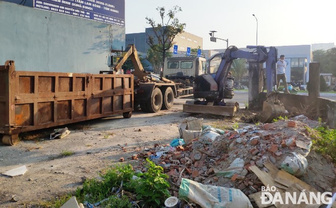 Phòng Tài nguyên và Môi trường quận Cẩm Lệ, Xí nghiệp Môi trường Cẩm Lệ phối hợp với các phường huy động phương tiện tổng dọn vệ sinh, thu gom rác thải, xà bần.
